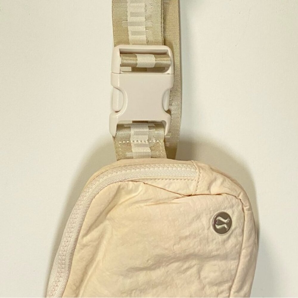 Lululemon Everywhere Belt Bag Light Ivory with Gray/White Striped Strap - Picture 5 of 7